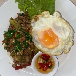 ข้าวกะเพราเนื้อ ไข่ดาว
