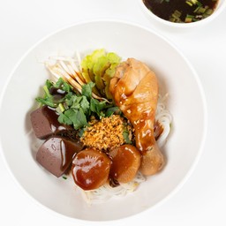 ก๋วยเตี๋ยวไก่แห้ง น่องล้วน