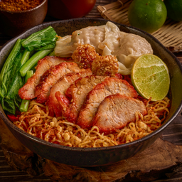 บะหมี่เกี๊ยวหมูแดง (ต้มยำ)