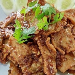 ผัดกระเทียมพริกไทยราดข้าว