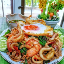 ผัดกระเพรา 3 สหาย ราดข้าว (หมูกรอบ-กุ้ง-หมึก) บวก ไข่ 3 ใบ (ไข่ดาว-ไข่เยี่ยวม้า-ไข่เค็ม)