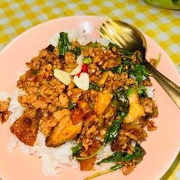 กระเพราหมูกรอบปนหมูสับเป็นกับข้าว