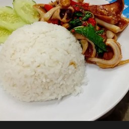 ข้าวราดกระเพราหมึก