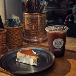 อเมริกาโน่เย็นคั่วกลาง + ชีสเค้กโฮมเมด