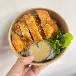 ข้าวไก่ทอดซอสสลัดงา