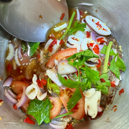 ยำวุ้นเส้นใส่หมึก