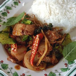 ข้าวผัดเผ็ดหมูสามชั้น
