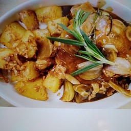 ไก่อบเรดไวน์ซอสสไตล์อาโนส์เสิร์ฟพร้อมมันฝรั่งอบโรสแมรีและหัวหอมใหญ่