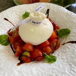 สลัดชีสบูราต้า