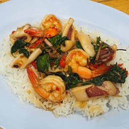 กะเพราทะเล(กุ้ง+หมึก)ราดข้าว