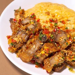 ข้าวไข่ข้นหมูกรอบผัดพริกเกลือ