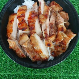 ข้าวไก่ย่างน้ำจิ้มแจ่ว