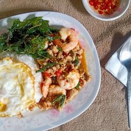 กระเพรารวมมิตรราดข้าว