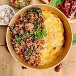 ข้าวไข่ข้นกะเพราหมูสับ