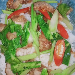 คะน้าหมูกรอบราดข้าว 40 บาท