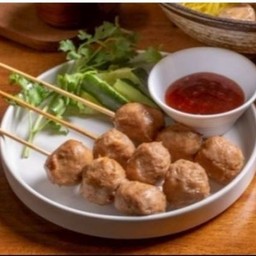 ลูกชิ้นเนื้อแท้ๆและน้ำจิ้มรสเด็ด