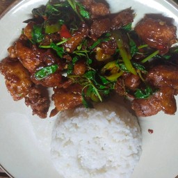 ข้าวไก่กรอบผัดกะเพรา