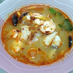 ต้มยำไม่ใส่นม  มีลูกชิ้นปลา กุ้ง เนื้อปลา เกี๊ยว ลูกชิ้นกุ้ง ฮื้อกว้ย