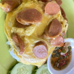 ข้าวไข่ข้นไส้กรอก