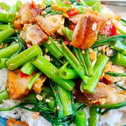 ข้าวผัดผักบุ้งหมูกรอบ