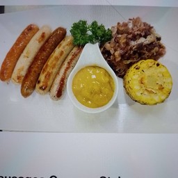 ไส้กรอกชีส ไส้กรอกฟาร์มเมอร์ ไส้กรอกหมู ไส้กรอกเนื้อลูกวัว ไส้กรอกไก่ผสมสมุนไพร เสิร์ฟพร้อมซาวเคราต์ ข้าวโพดย่างและซอสมัสตาร์ด