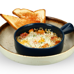 ไข่อบซอสมะเขือเทศไส้กรอกมันฝรั่งและชีส