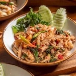 กระเพราไก่เนื้อสะโพก