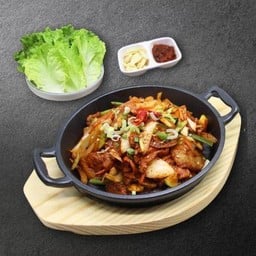 หมูสามชั้นผัดซอสเผ็ดเกาหลีกระทะร้อน