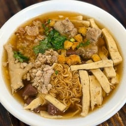 ก๋วยจั๊บญวนอุบล (เส้นมาม่าไวไว)