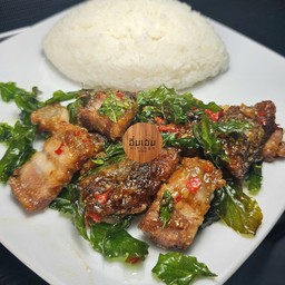 ข้าว กะพราหมูกรอบไข่เยี่ยวม้ากะเพรากรอบ