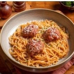 สปาเก็ตตี้ผัดซอสมินิแฮมเบิร์ก