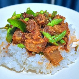 ข้าวผัดพริกแกงหมูกรอบ