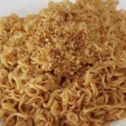 มาม่าลวกคลุกกระเทียม