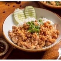 สะโพกไก่ ผัดกระเทียม