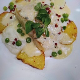 เนื้อปลาลิงอบเสิร์ฟพร้อมมันฝรั่งกงฟิต์