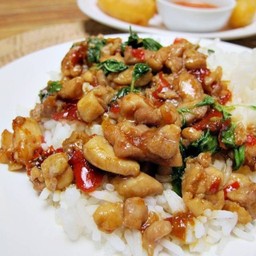 ข้าวผัดกระเพรา ไก่ ( ข้าวหอมมะลิ )