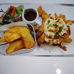 อกไก่ชุบเกล็ดขนมปังทอด ราดด้วยซอสมะเขือเทศโฮมเมด ท็อปด้วยมอสซาเรลล่าชีสและพาร์เมซาน