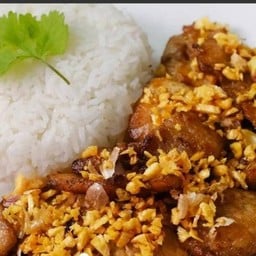 ข้าวหมูทอดกระเทียมพริกไทย