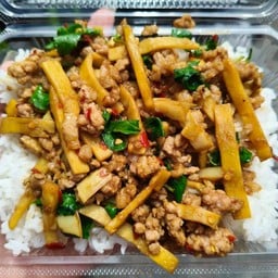 กระเพราหน่อไม้ใส่หมูสับ
