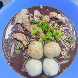 มาม่าหมูหมัก/ลูกชิ้นหมู/ตับ