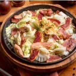 กะหล่ำปลีผัดนํ้าปลา เบคอนเนื้อ(กับข้าว)