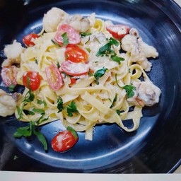 พาสต้าล็อบสเตอร์-กระเทียม พริก ครีม มะเขือเทศราชินีและทาร์รากอน