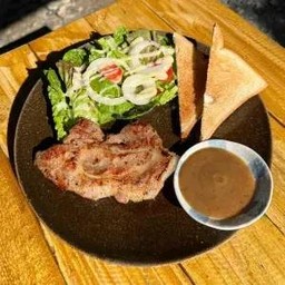 สเต็กสันคอหมูพริกไทยดำ