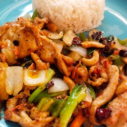 ข้าวราดไก่ผัดเม็ดมะม่วง