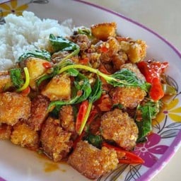 กะเพรากากหมูราดข้าว