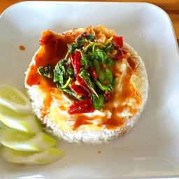 ข้าวกระเพราไข่ดาว