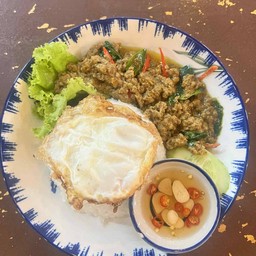 ข้าวเครื่องแกงเนื้อบด แถมฟรีไข่ดาว
