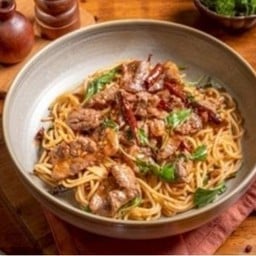 สปาเก็ตตี้ผัดพริกแห้ง เนื้อชาร์โรเล่ส์