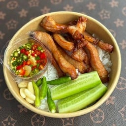 ข้าวหมูแดดเดียวทอด น้ำปลา