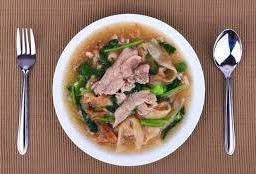 ราดหน้าหมูเส้นใหญ่